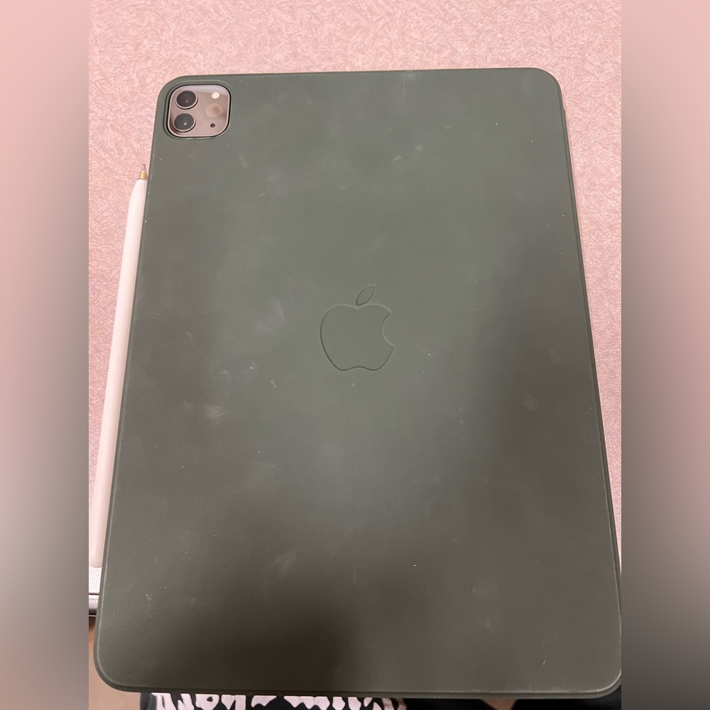 iPad Pro 4th gen 256gb 11” with Apple Pencil (2nd gen) and magnetic folio case - Picture 5 of 5